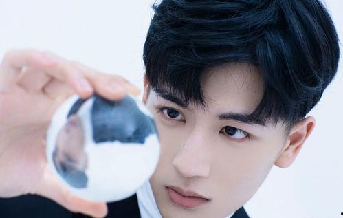 吃瓜娱乐圈张凌赫,娱乐圈的瓜田新秀，星光熠熠的蜕变之路