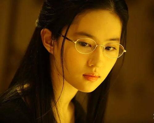 娱乐吃瓜女生主持戴眼镜,眼镜女主播的娱乐吃瓜盛宴