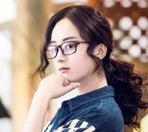 娱乐吃瓜女生主持戴眼镜,眼镜女主播的娱乐吃瓜盛宴